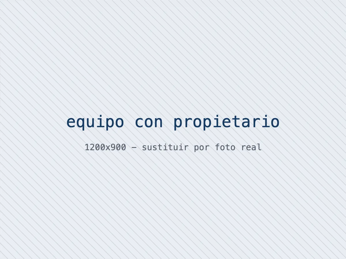 Equipo de Traspaso Taller reunido con el propietario de un taller mecánico